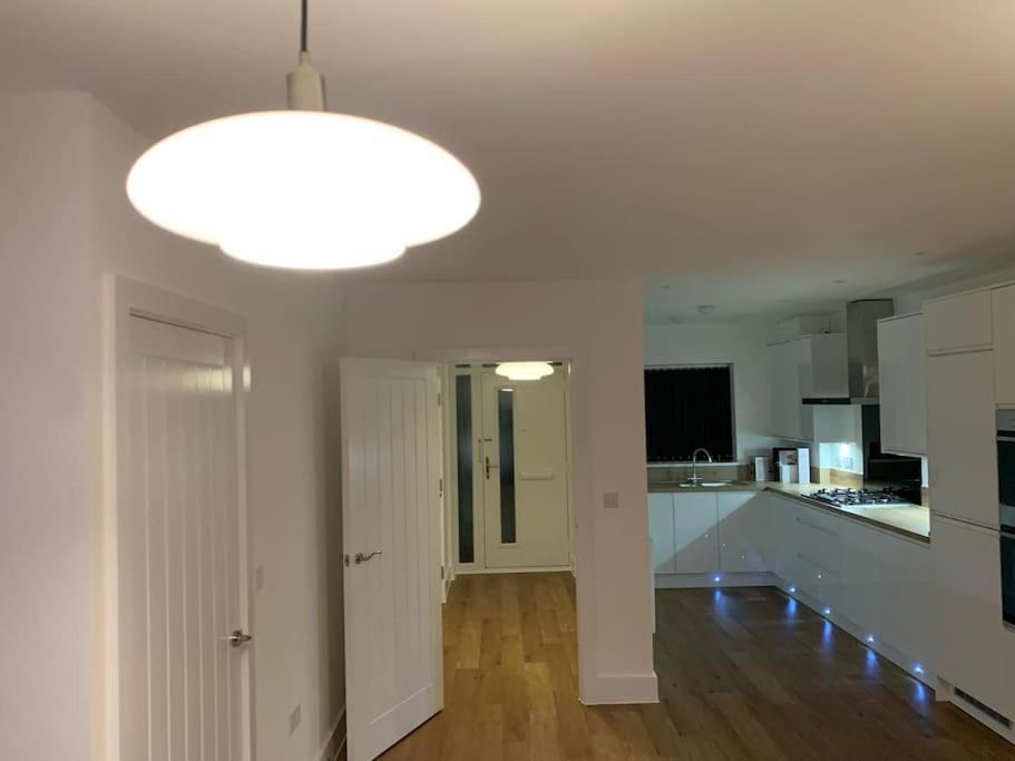Brand New Entire 4 Bed House Multiple Free Parking Early Check-In Late Check- Out Allowed South Ockendon ภายนอก รูปภาพ